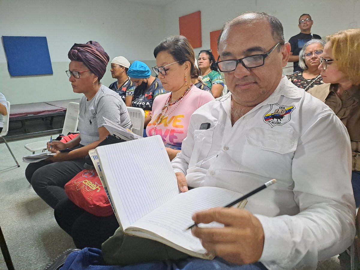 nnotivenezuela's tweet photo. #VzlaPresenteEnLaEscuela 
Hoy junto a la Viceministra de Educación Media del @MPPEDUCACION @_NancyOrtuno_ iniciamos con alegría el curso de actividades en equidad inclusión y calidad educativa.
#MaduroEsVictoriaSegura 
@NicolasMaduro 
@_LaAvanzadora 
@CDCEAragua 
@Soykarinacarpio https://t.co/0sGBwtPTjs