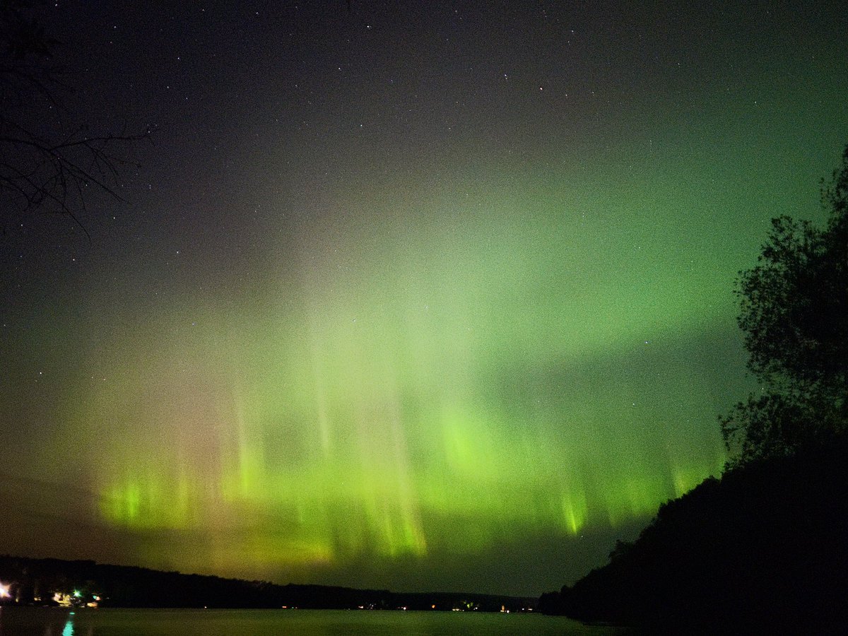 Spectacular #aurora over Hancock, #Michigan last night. @UpperPeninsula @PureMichigan @NWSMarquette @TamithaSkov #AuroraBorealis #northernlights