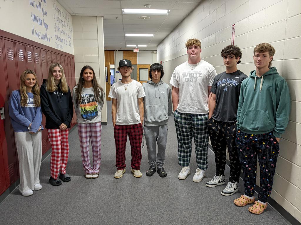 StevenJuster's tweet photo. The hallways of LHS are full of students  readying for the weekend, enjoying our themed spirit days thus far! @Londonderry_lhs @ksullivanH4 https://t.co/28gEEIdwPu