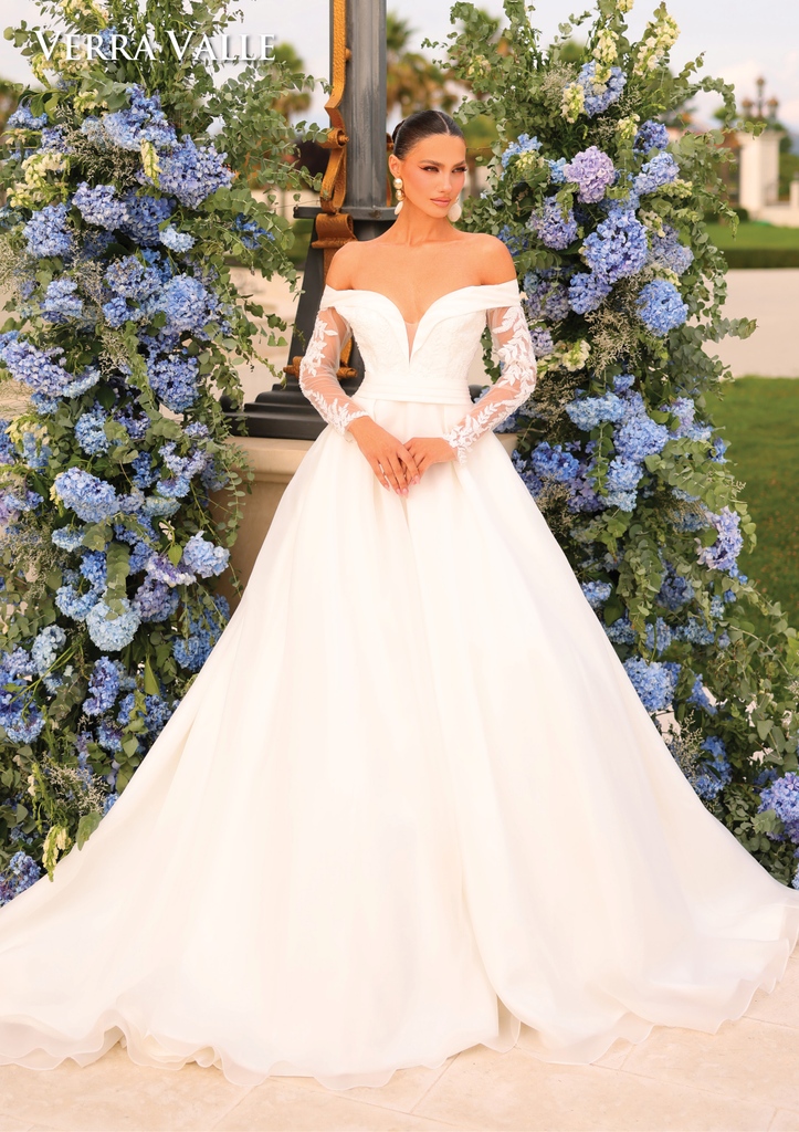 ClarisseDesigns's tweet photo. Radiating beauty &amp; elegance all the way down the aisle ✨ @verravallebrida style 900342 is a beautiful #weddingown 😍

#weddingdress #weddingday #verravallebridal #weddinggoals https://t.co/x6chNtPeHZ
