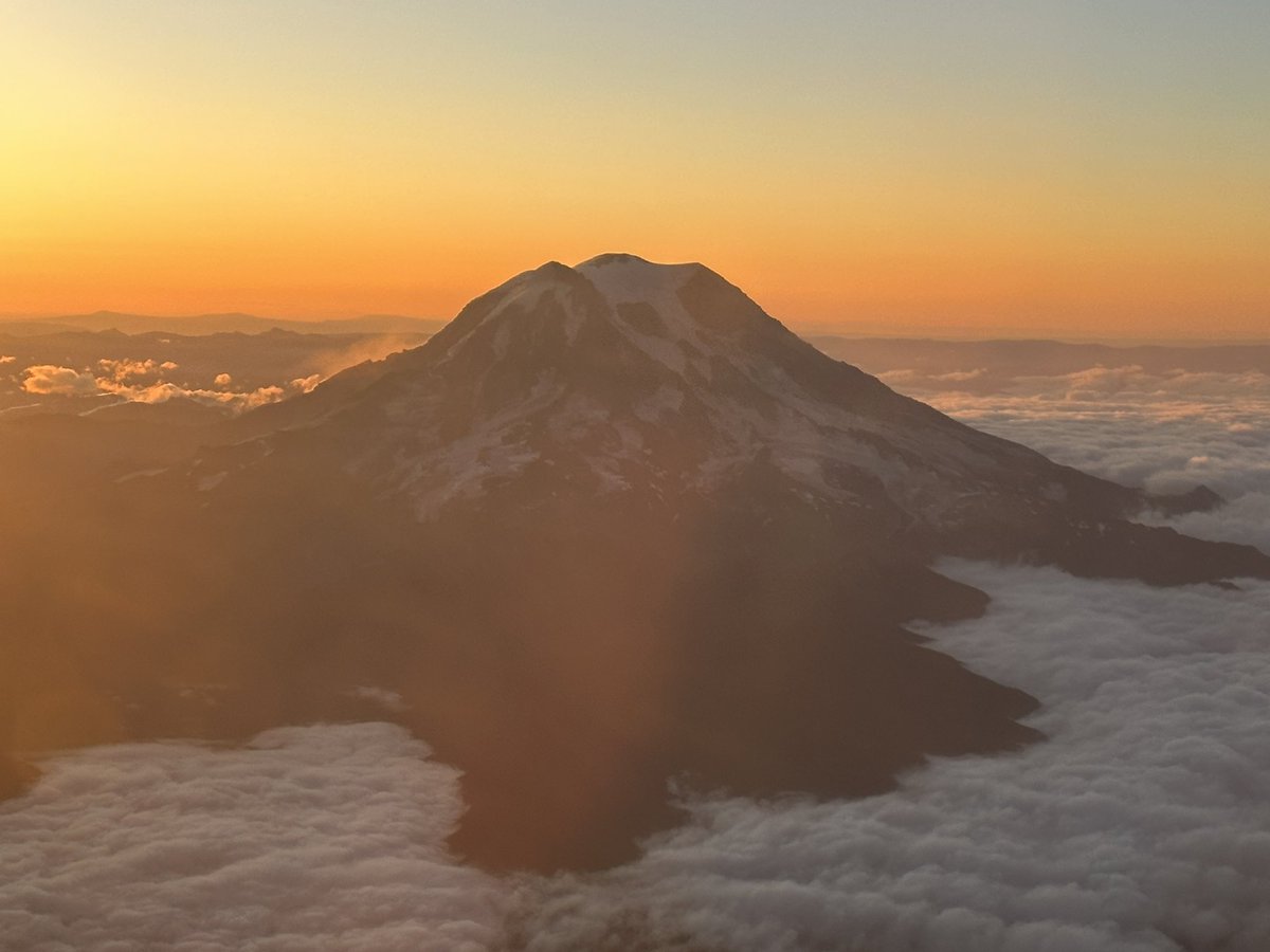 The mountains are my gym in the summer 🖤 📸. 

Last time this season I’ll hike paradise at Mt Rainier as snow is starting tomorrow. Thankful for this amazing business I’ve made for myself 🥹.