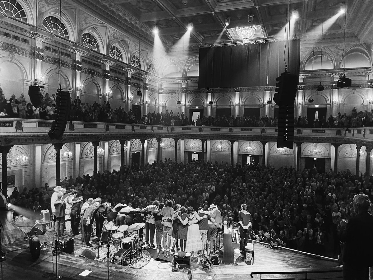 timknol's tweet photo. Wat een avond. Dank Gram Parsons voor al die mooie liedjes. 

Dank de band, alle gasten en crew vandaag. Wat blijft het bijzonder om in het concertgebouw te spelen. Helemaal met dit epische repertoire van Gram. 

📸 @dannyvantiggele https://t.co/fu8oezK0Og