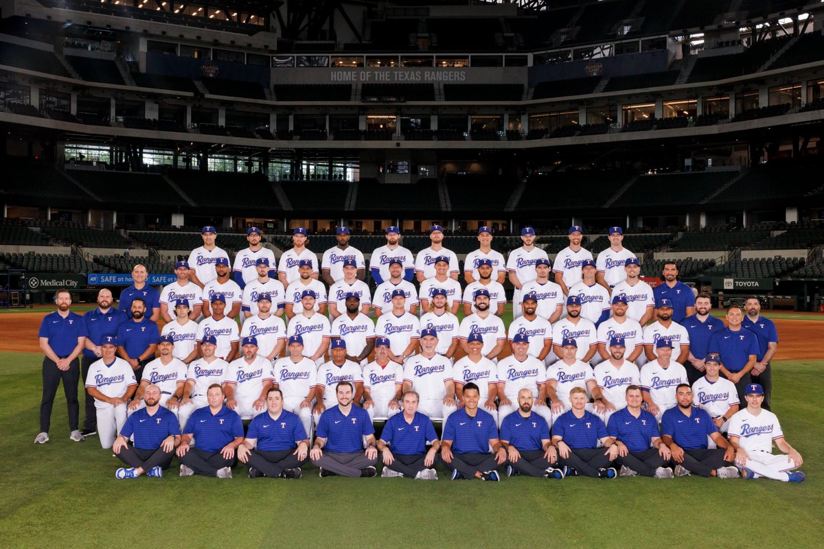 Rangers's tweet photo. Everyone loves a family photo! https://t.co/low6W4z8CR