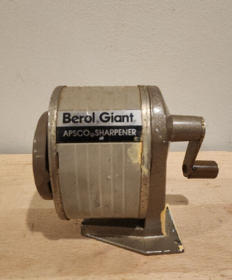LocaliSD's tweet photo. @ilovenostalgia The pencil sharpener I WISH we had in elementary school.  We had these things at our desks else wait in line for retro metal ones...And 90% of the time they didnt work. Long live the mechanical pencil. May it never die. https://t.co/z6FiAUJQtf