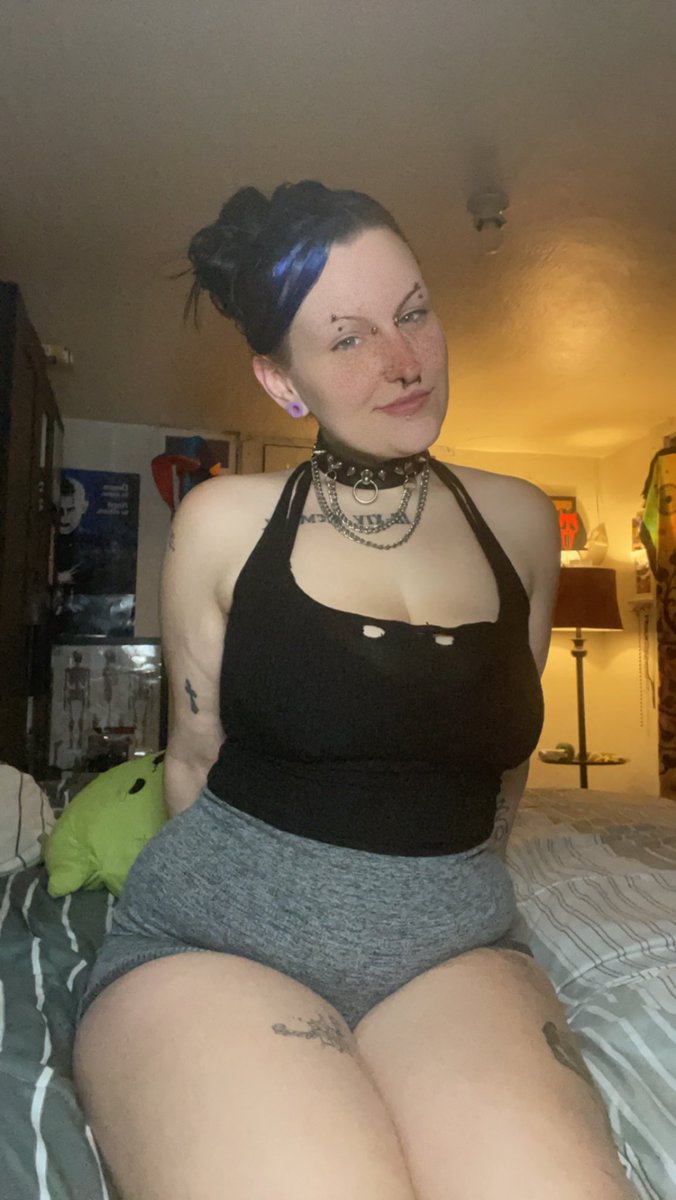 bribneypAyton's tweet photo. Like my ass? Come see it on my onlyfans! #goth #onlyfans #gothsub #thickgoth #altgirls #clowngirls #curvy #Halloween #spooky #punk #punkgoth https://t.co/rpu2Nf33rW
