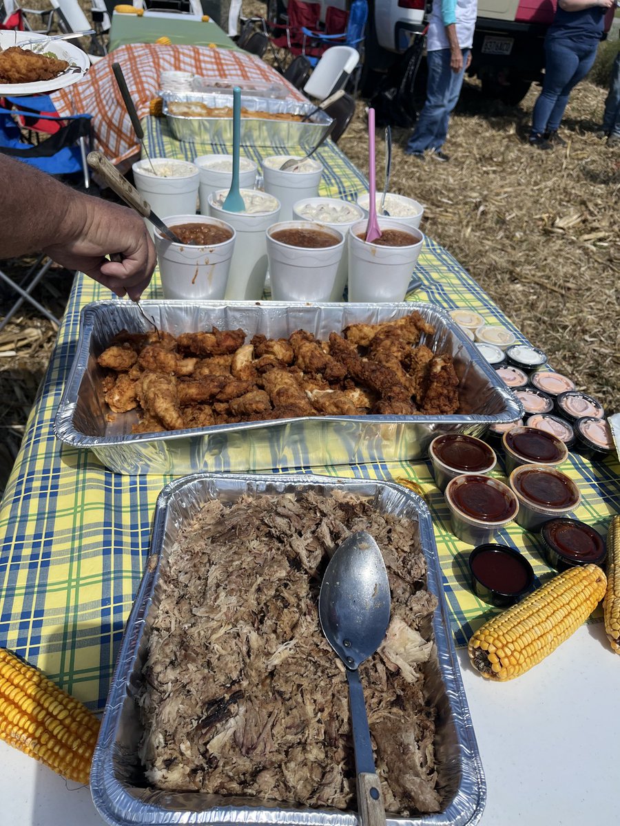 volunteercorn's tweet photo. Great day to harvest with the Arnold family today! The ladies always bring out lunch for the plot harvest, great food, the best people! Thanks to our cooperators that help us with our plots! We can’t do it without y’all!@dynagro ⁦@growloveland⁩ https://t.co/UhFQeJl3zn
