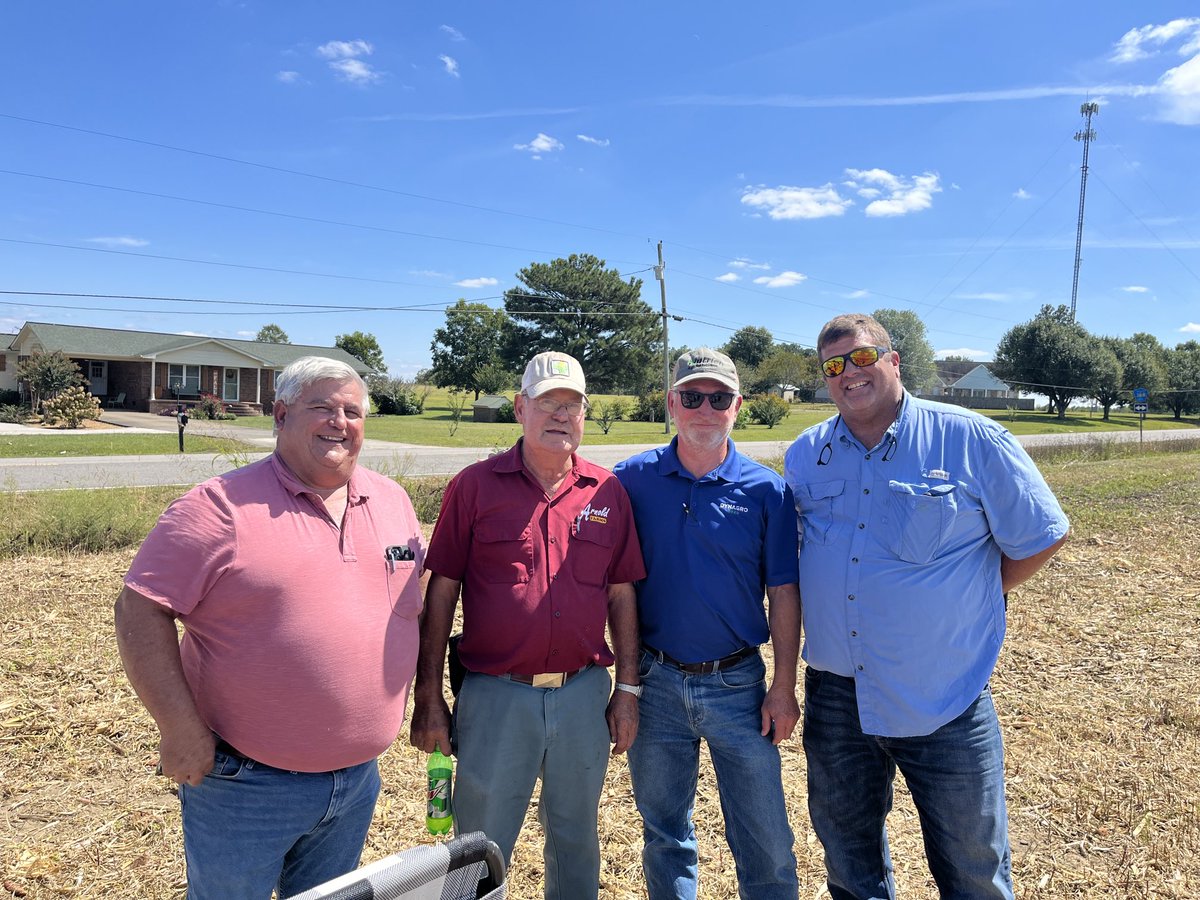volunteercorn's tweet photo. Great day to harvest with the Arnold family today! The ladies always bring out lunch for the plot harvest, great food, the best people! Thanks to our cooperators that help us with our plots! We can’t do it without y’all!@dynagro ⁦@growloveland⁩ https://t.co/UhFQeJl3zn