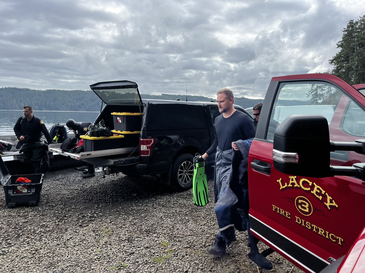 LaceyFireDist3's tweet photo. LFD3 dive team members training today with @ThurstonSheriff dive team members in Hoodsport. “Teamwork is what sustains us. Nothing important is accomplished alone and no one succeeds in isolation.” That’s the way we do “it” here and it’s the #LFD3Way https://t.co/hJZqe5Hbk3