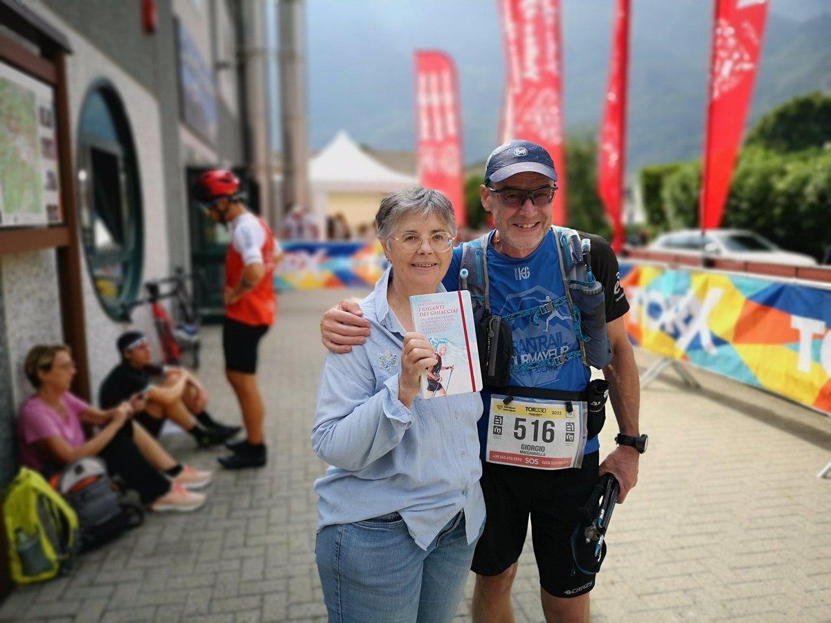 A Donnas l'incontro a sorpresa con <a href="/savina_b/">savina</a> per una dedica su #igigantideighiacciai.
Uno dei (tanti) più bei momenti del mio #tordesgeants