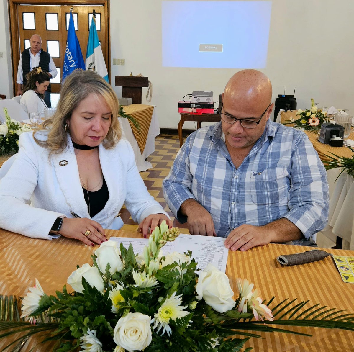 Rotaryvhermosa's tweet photo. Firma de Convenido de Becas con Ripple Effect Program, Canadá, para Santo Domingo Xenacoj, Sacatepequez.
@rotary4250 
@RotaryFR https://t.co/wsHzOmhiaK