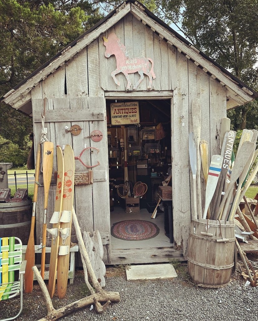 This time of year is the perfect season for antiquing, and no antiquing trip in the Quiet Resorts is complete without a stop at Jayne's Reliable!

📷: Jayne's Reliable