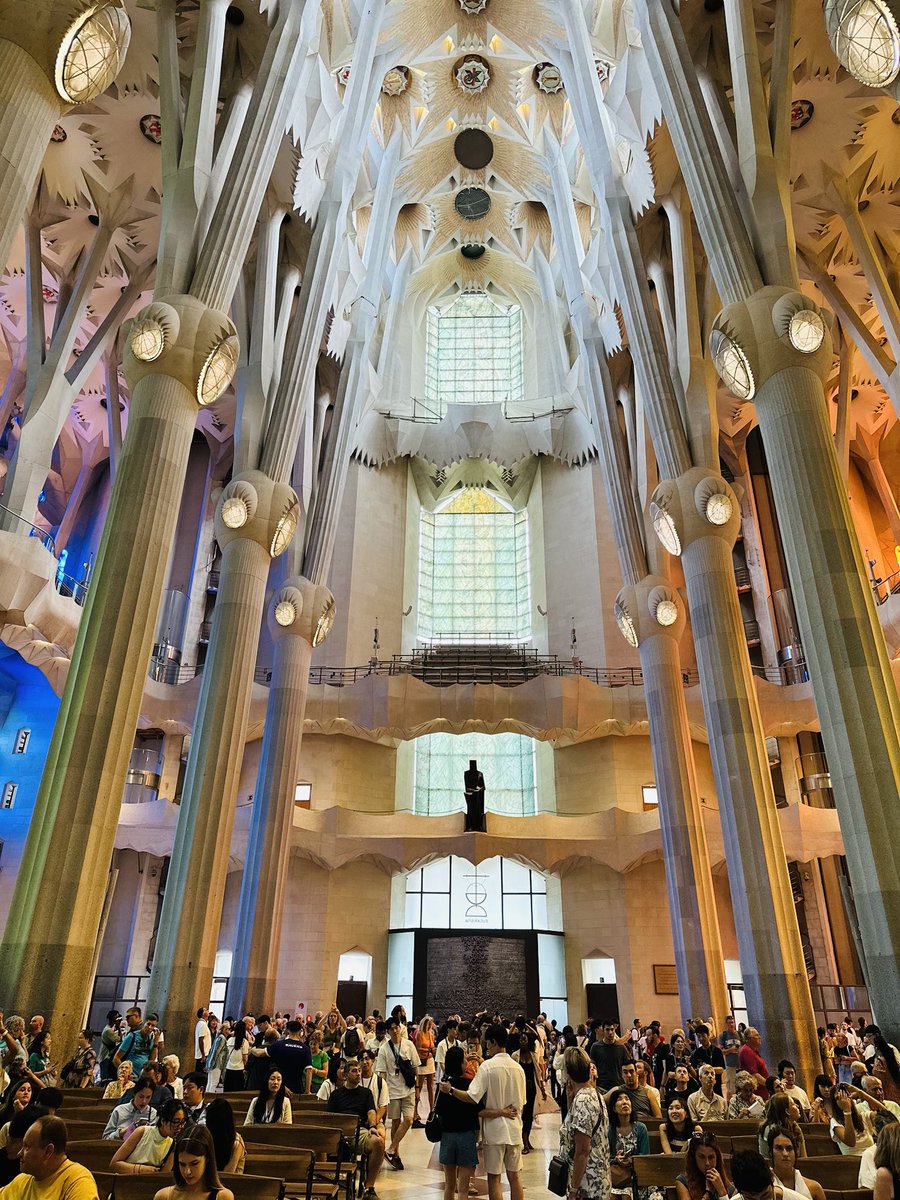 每次来都会被La Sagrada Família的光影美学所震撼！