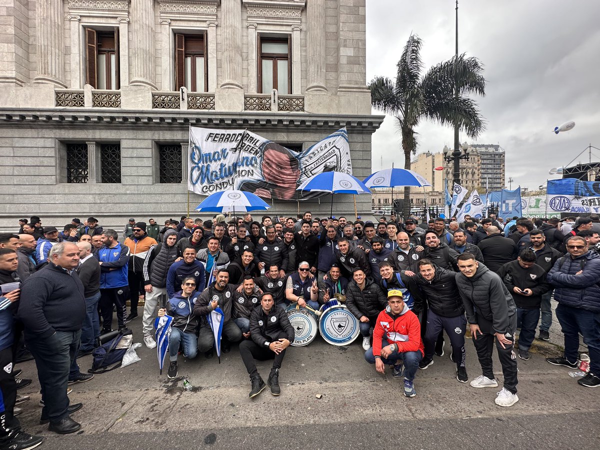 RucciLineaRoca's tweet photo. EL SALARIO NO ES GANANCIA
La Fraternidad junto a la CGT y otros sectores sindicales, se
moviliza hacia el Congreso
Nacional donde se debate el proyecto.
Agrupación Jose Ignacio Rucci - Linea General Roca PRESENTE!
#MATURANOCONDUCCION
#LABANDADELWILLY’S https://t.co/llk7dRiN8m