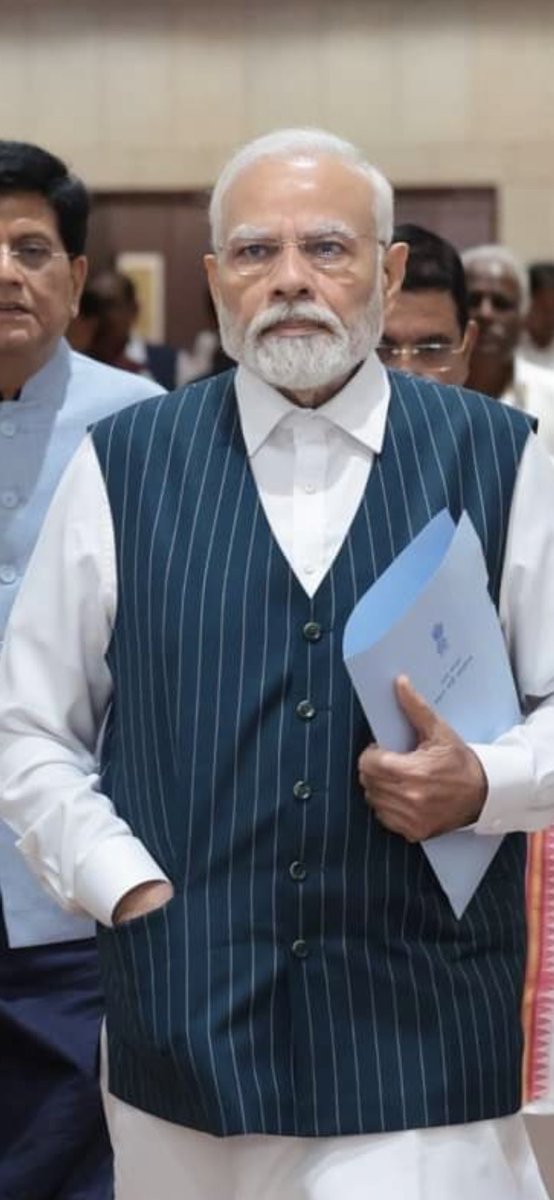 apnarajeevnigam's tweet photo. ये सालों से खाली खोखा ले के ही घूम रहे है फ़ाइल क्या चीज़ है https://t.co/waM1ClzBDC