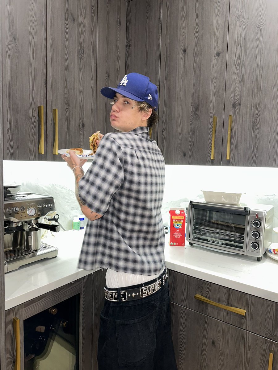 JadenHossler's tweet image. insta - jadenhossler 
duh obviously of course I’m smacking a Crunchwrap Supreme