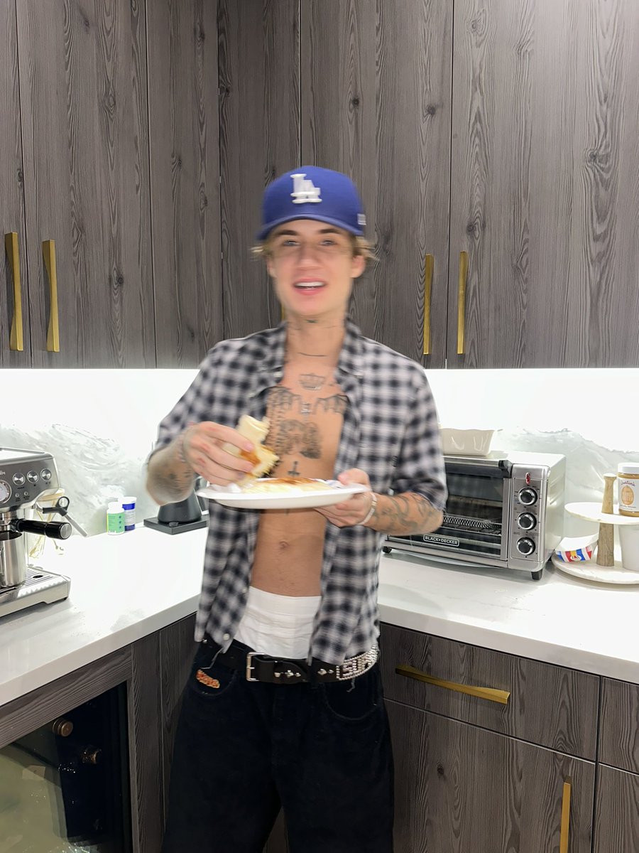 JadenHossler's tweet image. insta - jadenhossler 
duh obviously of course I’m smacking a Crunchwrap Supreme