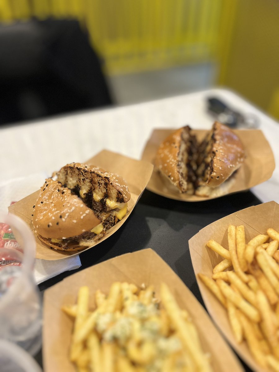 bbadhris's tweet photo. عشاي الليله في المطعم الجميل هوكي برقر فرع الملقا، كان كلاود كتشن والان فتحوا فرعهم، طبعا كنت مدمن عليه ايام الكلاود😋
البرقر بختصار لذيذ وخفيف وشهي والله ولا يفوتكم المخلل اللي يجي سايد مع البرقر👌🏻
موقعهم

هوكي برجر - Hooky Burger
058 115 0550
https://t.co/TaDCUuXJrx https://t.co/MkXZ2Gj6Mv