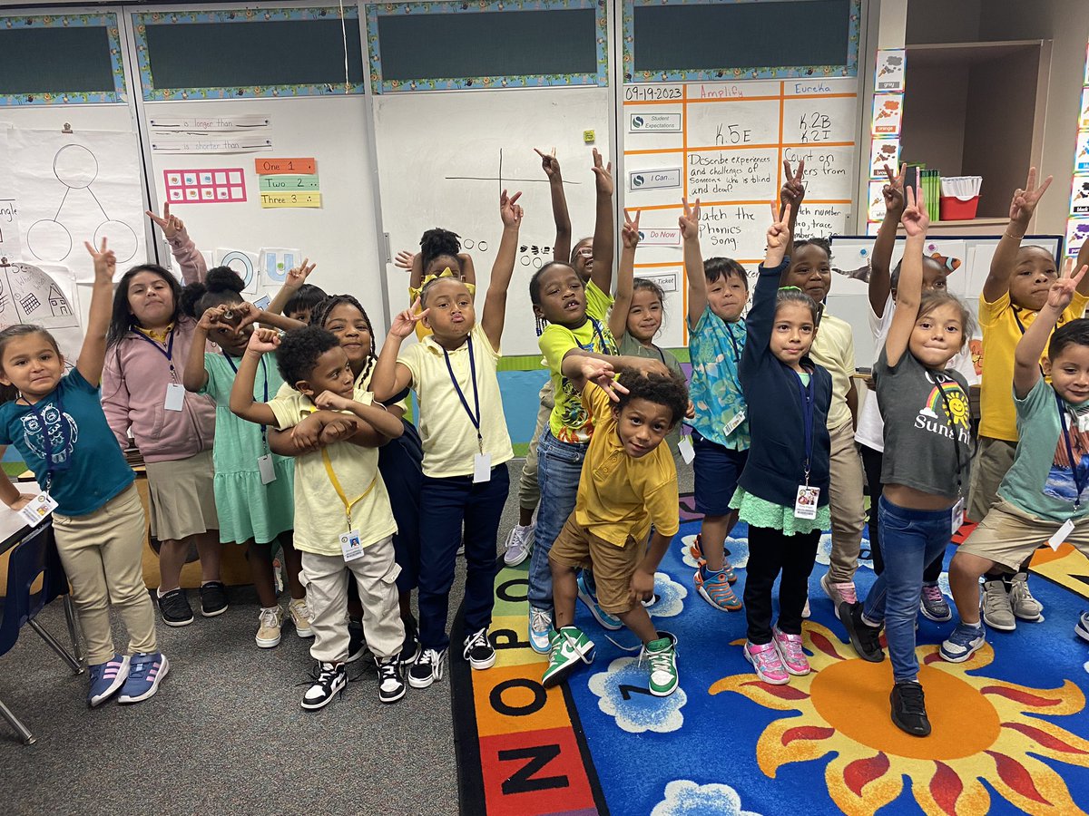 MsGabourelTES's tweet photo. Ms. Davis kinder class representing the green #HouseofKindness for house day… K’s up @TES_Spring @AmersonDeMonica https://t.co/5omdyeahrm