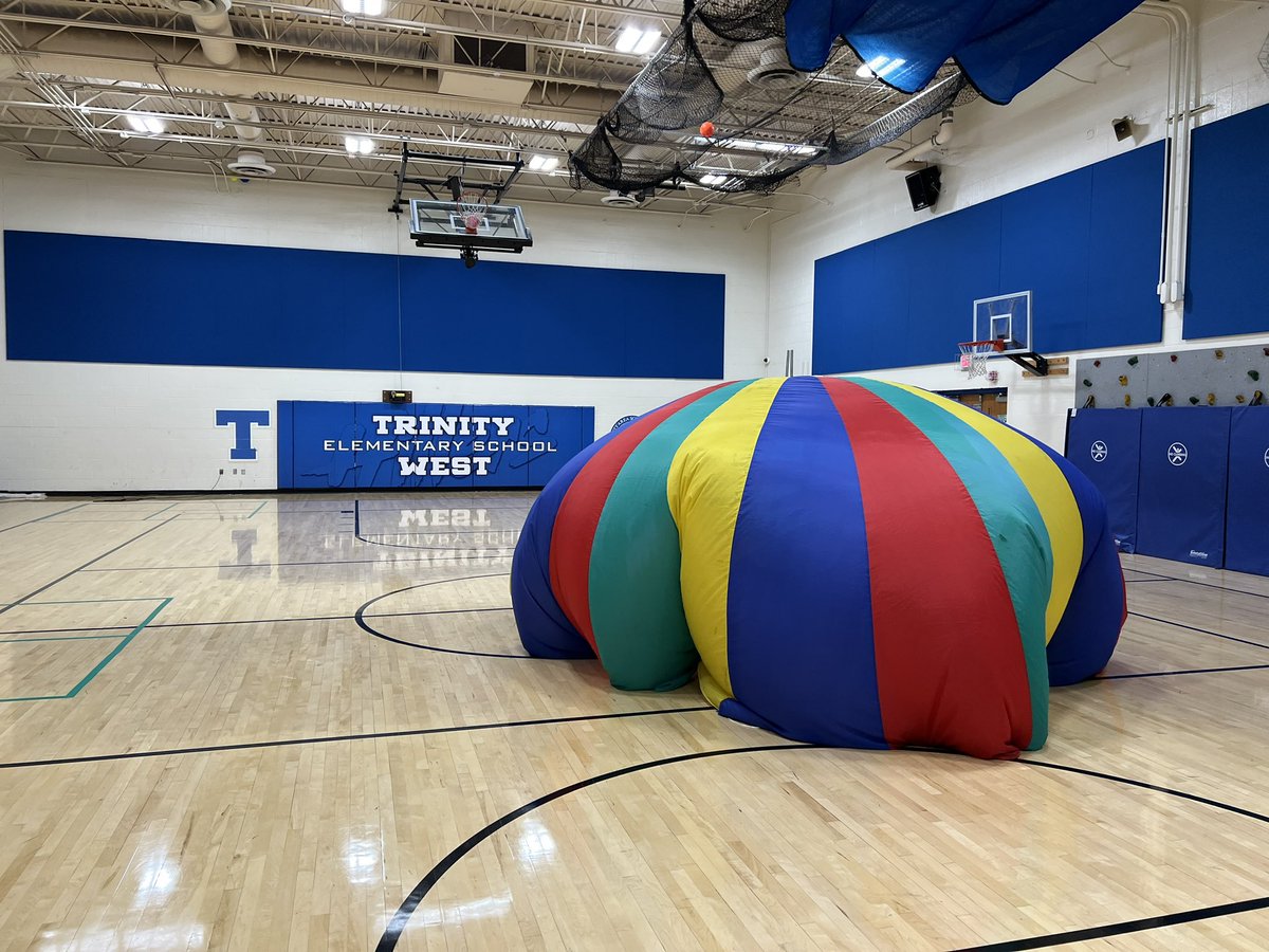 TrinityElemPE's tweet photo. The best days in PE always involve a parachute!!! 🪂🏃🏼‍♀️🏃🏾😁 https://t.co/lFxqlAGGKC