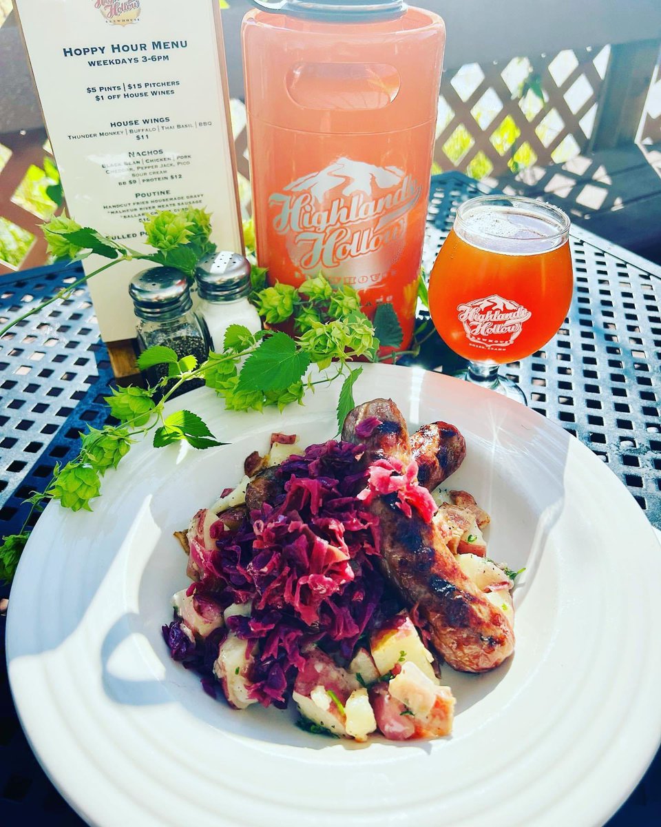 Oktoberfest Lunch Special $17~
2 brats served over warm german potato salad, topped with rotkohl (warm purple cabbage apple slaw)!!! Pair with our seasonal favorite, fresh hopped Oktoberfest Ale, Prost!! 🍺🥨
Boise Polka Projekt tonight from 6:30-8:30. Join us #Oktoberfest #prost