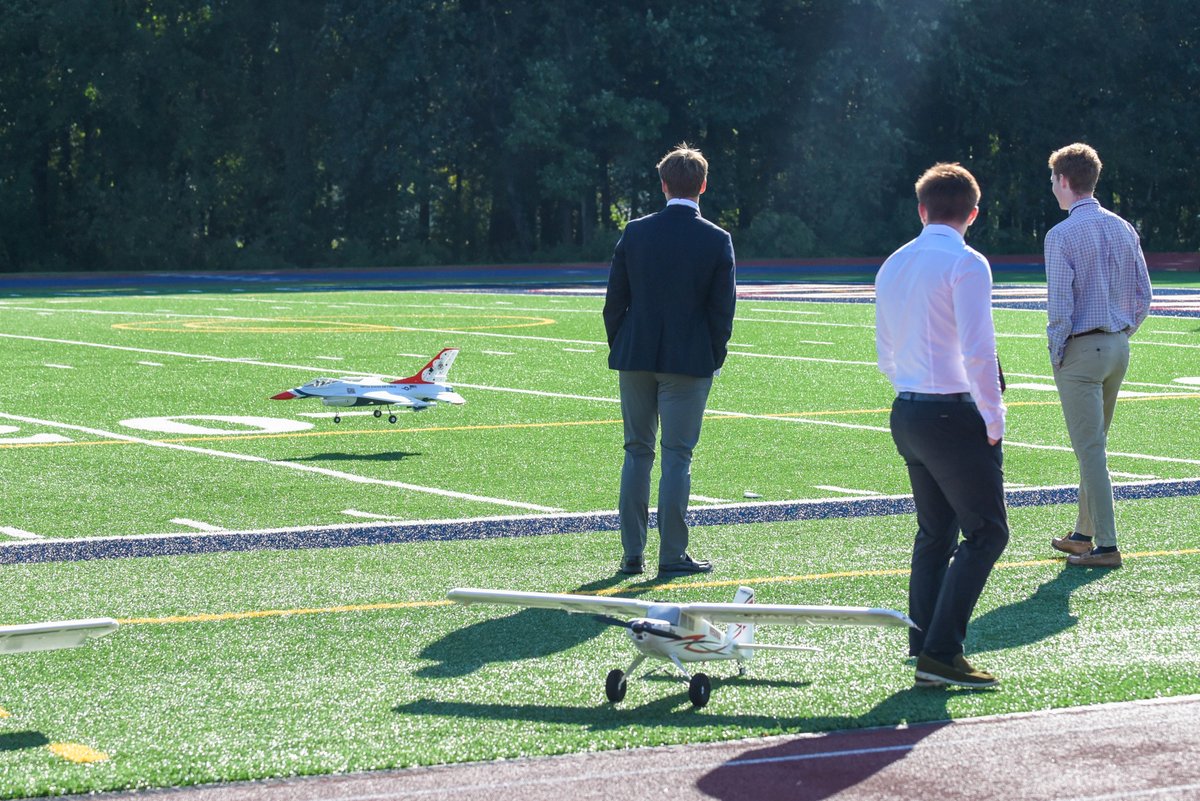avonoldfarms's tweet photo. Students enrolled in Aerospace Engineering put their knowledge to the test this morning by piloting RC airplanes. #EngineeringAtAvon #WingedBeavers https://t.co/nEwywICv83