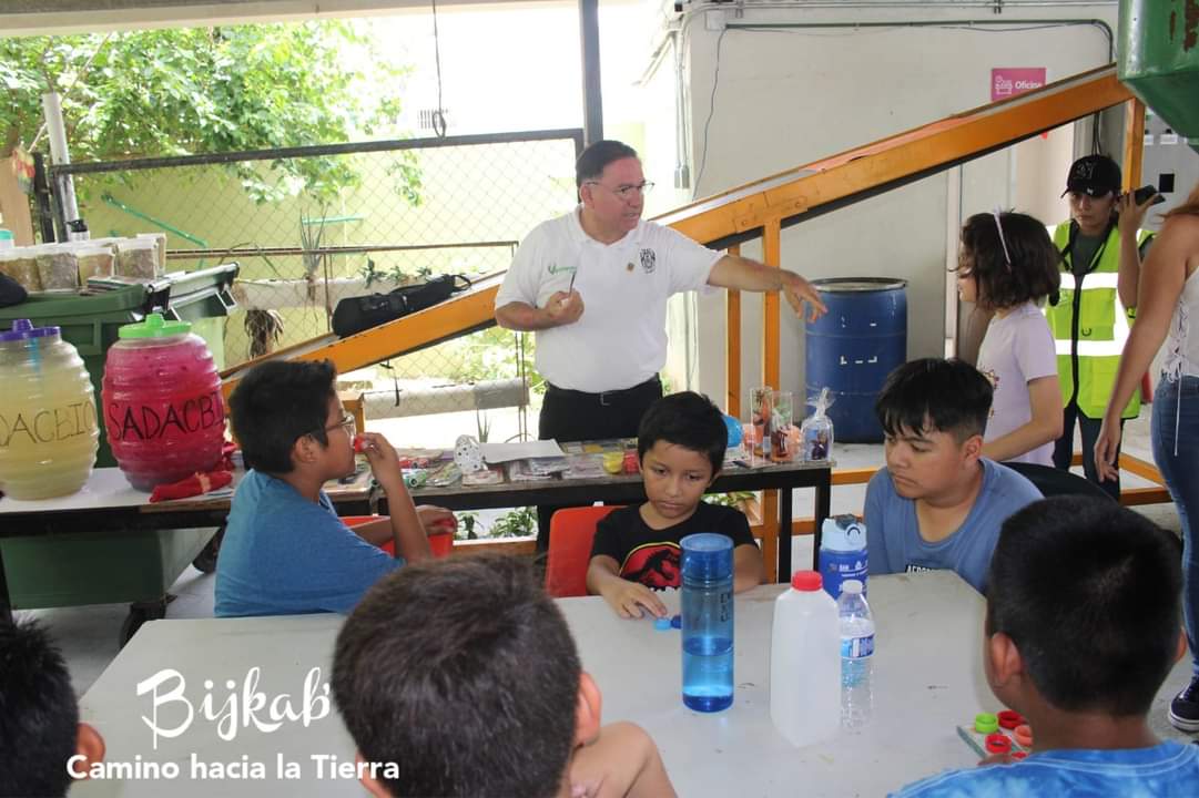 bijkab_UJAT's tweet photo. Día 1 Centro de Acopio y Tratamiento de Residuos - CATRE 
Aprendemos y jugamos lotería elaborada por alumnos  y alumnas que imparten su servicio  social del Centro de Acopio y Tratamiento de Residuos-CATRE
La madera, el papel, el PET, el polipropileno, loteríaaa!!! https://t.co/s1CjlGupvV