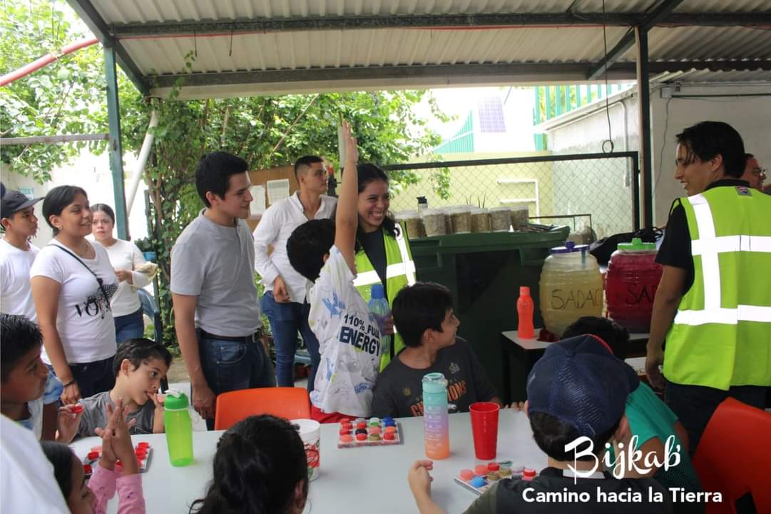 bijkab_UJAT's tweet photo. Día 1 Centro de Acopio y Tratamiento de Residuos - CATRE 
Aprendemos y jugamos lotería elaborada por alumnos  y alumnas que imparten su servicio  social del Centro de Acopio y Tratamiento de Residuos-CATRE
La madera, el papel, el PET, el polipropileno, loteríaaa!!! https://t.co/s1CjlGupvV