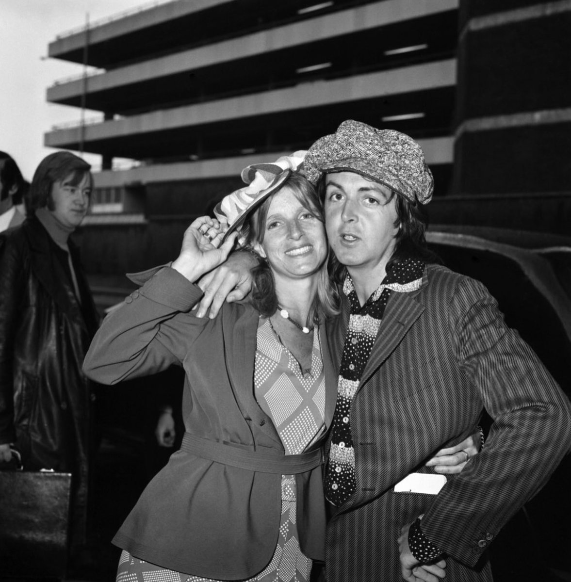 dailyeastman's tweet photo. linda and paul mccartney at heathrow airport. april, 1975. https://t.co/N5kvhQIKGP