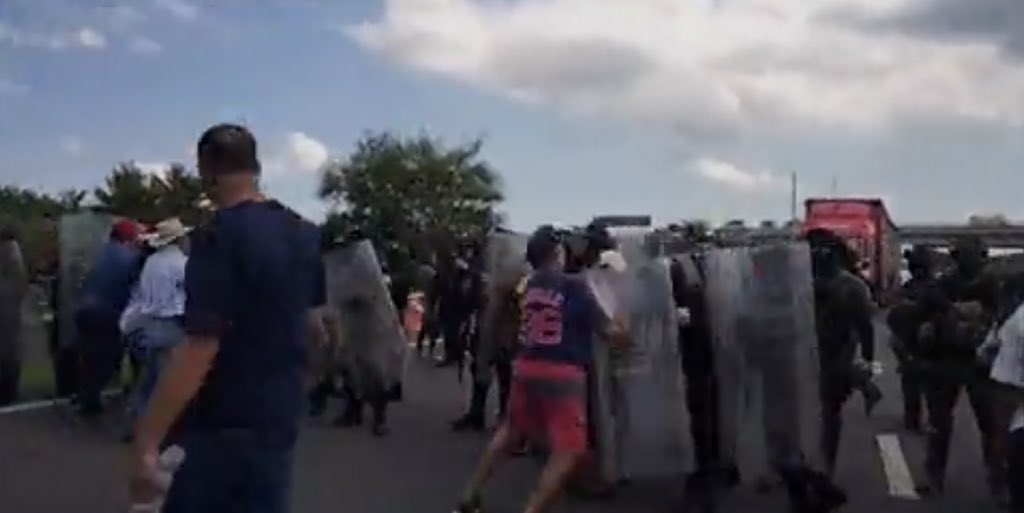 dect1608's tweet photo. Atacan con #granaderos a pobladores de Naranjos Amatlán en bloqueo a la autopista #Tuxpan #Tampico

Cansados de la incapacidad de @CuitlahuacGJ el pueblo bueno tomó acción para exigir el suministro de agua potable al norte de #Veracruz #Tampico #19deSeptiembre @lopezobrador_ https://t.co/lRncFxyxuq