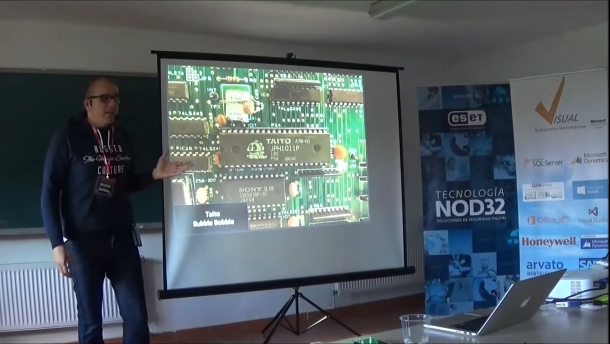Arcade_Vintage's tweet photo. 🕹️Otro de los momentos más interesantes de las anteriores #ArcadeCon fue la charla sobre ingeniería inversa de Eduardo Cruz de Arcade Hacker @edcrossed, en la que nos presentó en exclusiva su último proyecto: resucitar la placa CPS2 de Capcom👇🏼👇🏼 https://t.co/F02YGJ7rIe