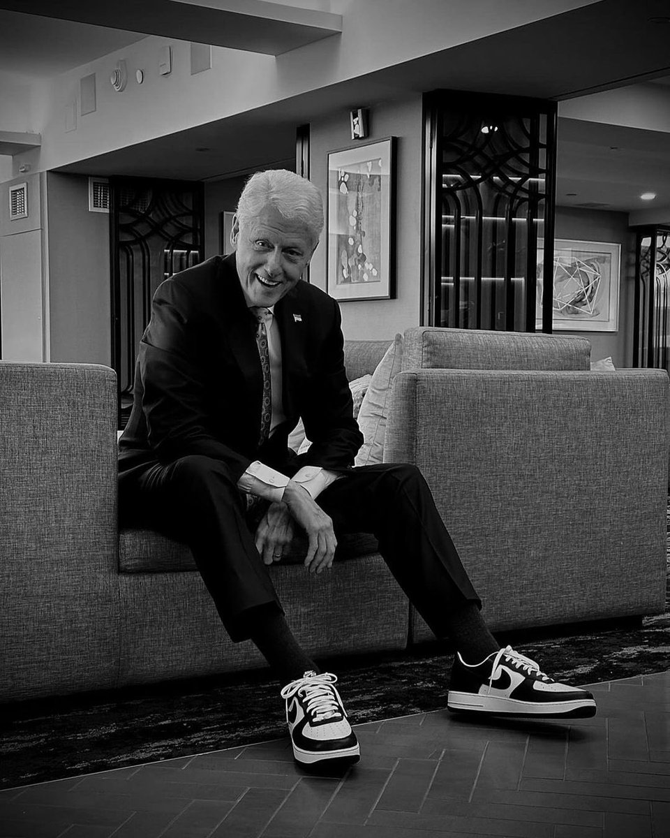 nicekicks's tweet photo. President Bill Clinton wearing the Terror Squad x Nike Air Force 1s gifted to him by @fatjoe 🫡 https://t.co/ZPvQKfYL7U