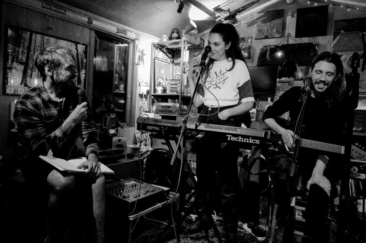 tigermendoza's tweet photo. We had Crandle in for a #ShedSession last night and lovely it was too. Also had our first ever Shed Session dog, Maybe!
Audio available next week
#podcast #LiveMusic #oxfordmusic https://t.co/3h3t93eSnZ