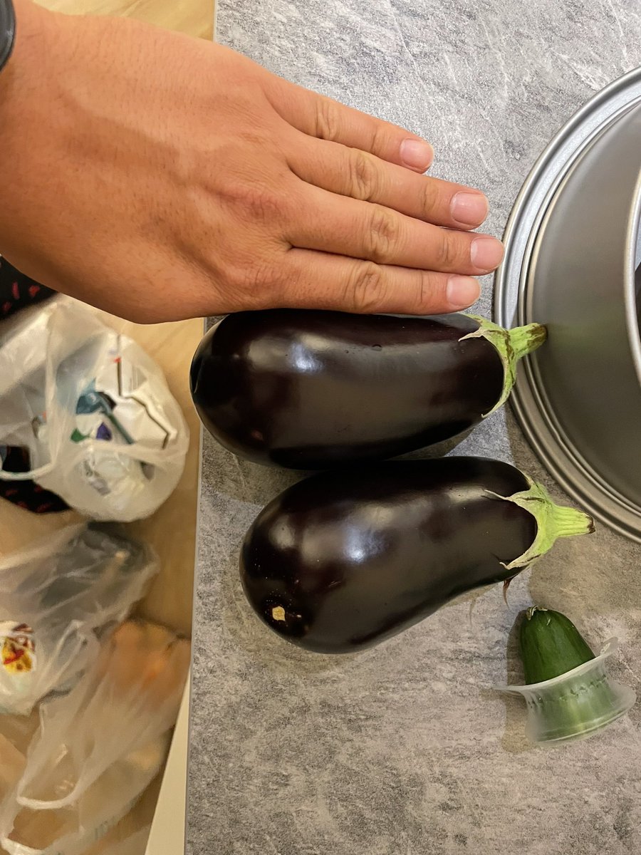 Thomas_Meijer's tweet photo. @picnic misschien moeten jullie deze aubergines in de app hernoemen naar mini-aubergines… wat enorm waardeloos dat je hier bijna €0,90/stuk voor betaald. Ik durf te wedden dat mensen in een fysieke winkel deze normaliter links laten liggen. https://t.co/FSwbgDILAa
