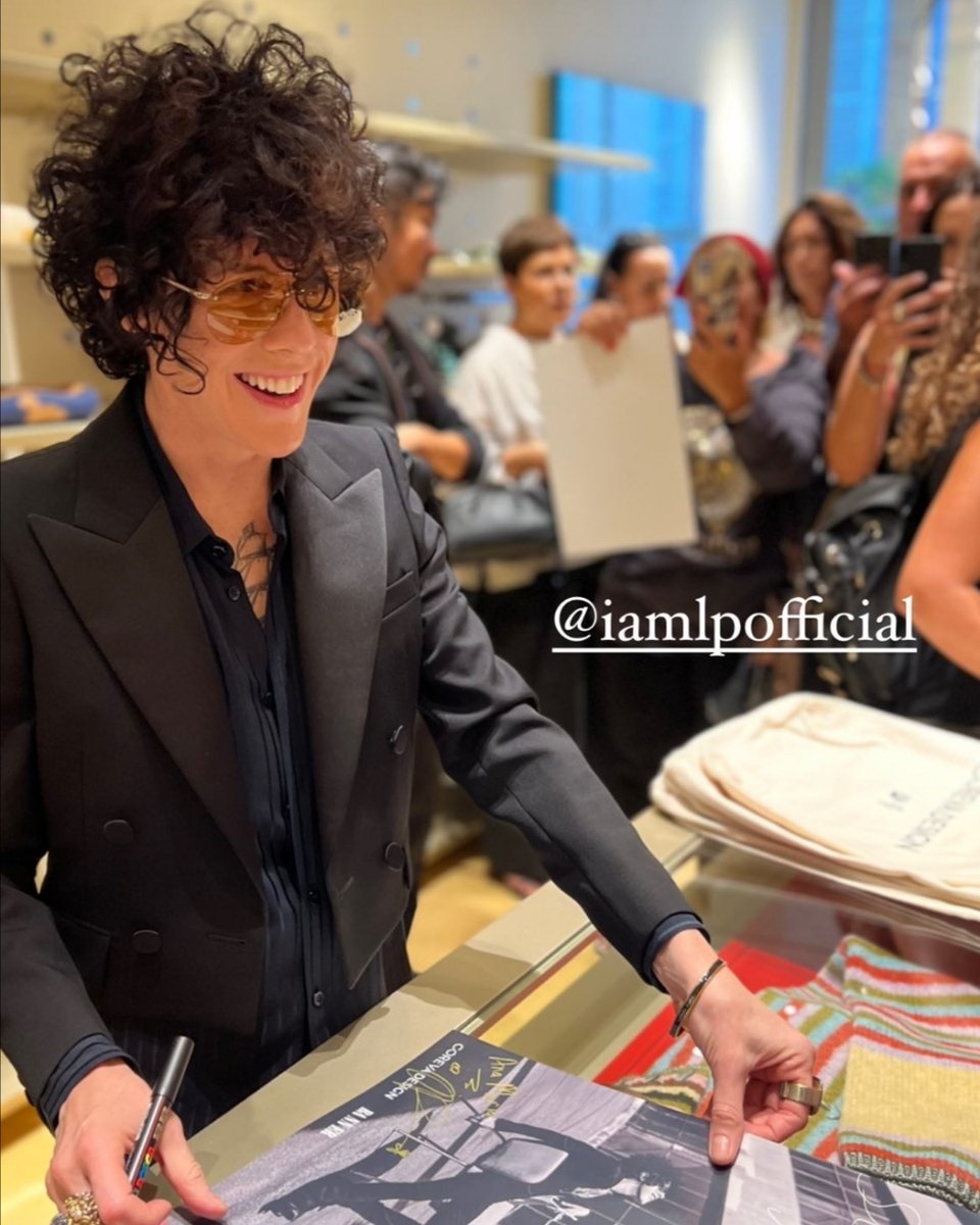 sylvie_lengjel's tweet photo. It's happened today 09/19/23 ! LP was the special guest to the official launch the Coreva Design brand!
•
📷 @coreva_design
•
@iamlp🌺🖤🤍🖤
@bannermilano 💚
@biffiboutiques_official 🧡
•
#iamlpofficial #lp #lovelines #corevadesign #bannermilano #biffiboutiques_official https://t.co/YMreraSy2b