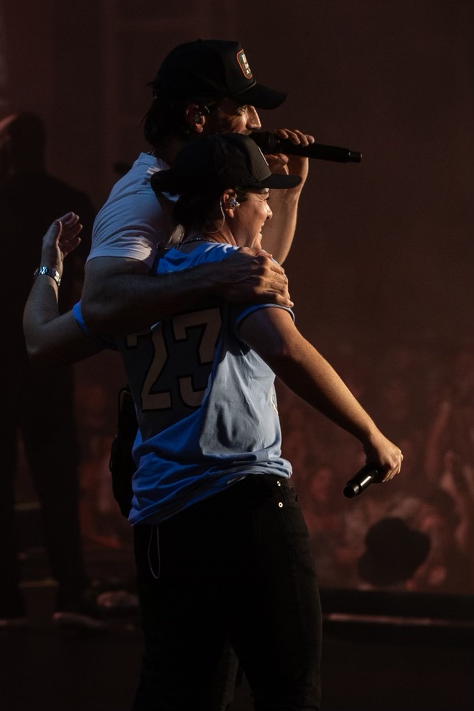 SamHuntMusic's tweet photo. I sat back for the last three months and enjoyed every second of the time I got to spend with these wonderful people.

Thank you @BrettYoungMusic, @Lily_Rose_Music, the players, crew, and all the hometown help that showed up and brought this tour to life. https://t.co/YtTGrBbjDb