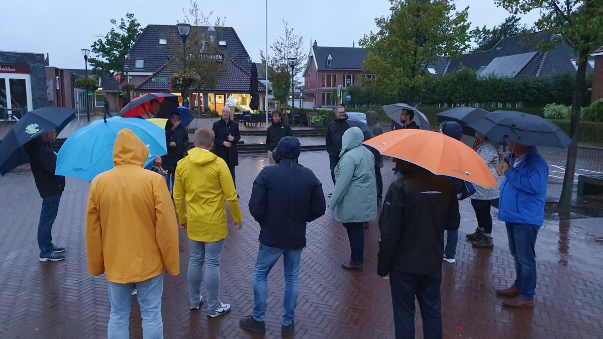 HansHaze1's tweet photo. Dappere raadsleden van de @GemWkwartier trotseren weer en wind om zich door kundige ambtenaren te laten bijpraten over de Centrum-ontwikkeling in #Zuidhorn. https://t.co/KckhqDe5oP