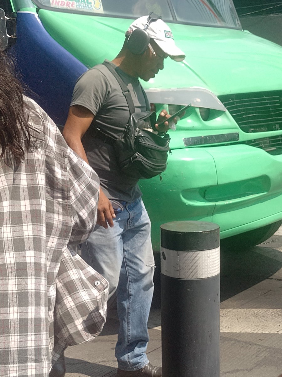 Esta persona es un checador que se encuentra enfrente de plaza manacar donde pasan los peseros de la ruta 2 a plateros y Mixcoac, es muy agresivo solo se le pregunto por una ruta comenzó a grabar y alterarse ojalá tomen cartas en el asunto porque es un peligro si sigue ahí.