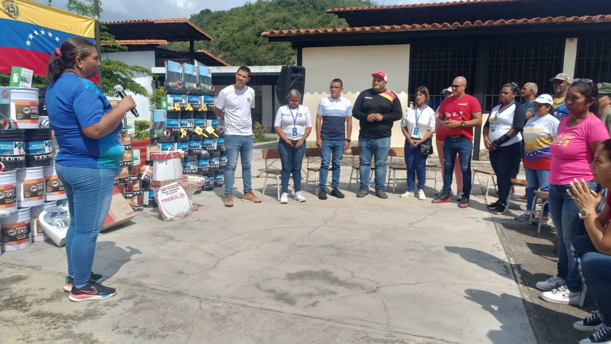 AlcaldiaMCR's tweet photo. #Entérate|| Con el fin de optimizar los centros educativos del municipio, autoridades locales y representantes de @Mirandagob, entregaron materiales para optimizar las escuelas Apacuana y U.E Ciudad Miranda, en el urbanismo Ciudad Miranda de  Charallave #MaduroEsVictoriaSegura https://t.co/cBpAJrKJX7