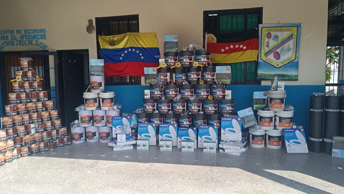 AlcaldiaMCR's tweet photo. #Entérate|| Con el fin de optimizar los centros educativos del municipio, autoridades locales y representantes de @Mirandagob, entregaron materiales para optimizar las escuelas Apacuana y U.E Ciudad Miranda, en el urbanismo Ciudad Miranda de  Charallave #MaduroEsVictoriaSegura https://t.co/cBpAJrKJX7