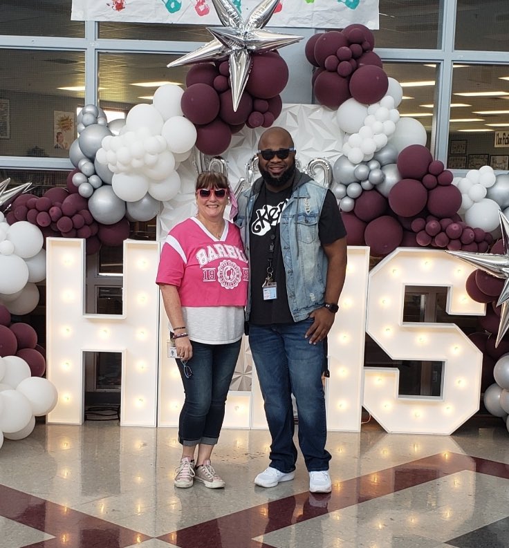 EaglesHLHS's tweet photo. Barbie and Ken day was a hit! #famiHLy 🦅 https://t.co/ifl38yTaJF