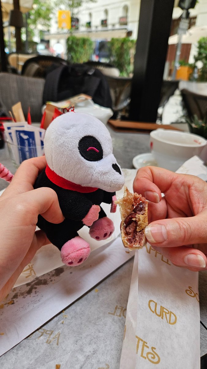 LarkSweetsong's tweet photo. Paté's back at it again in today's #Postcardsfrompaté. Taking a whirlwind tour of Budapest, he's here to see the sights, sample the local cuisine, and try his luck with the Hungarian mice. What will this undead rat get up to next?! #criti https://t.co/uHIjgUvSzn