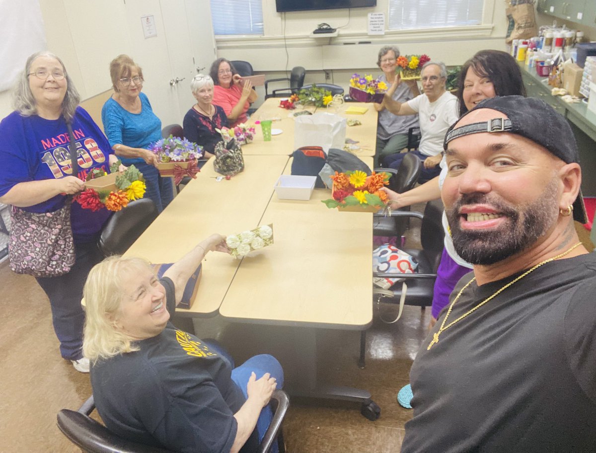 _scottclarke's tweet photo. Morning #jurassicart craft class with this grand group at #arnoldseniorcenter creating mini designer baskets! #teachingartist #artreach #artrageous #artforseniorcitizens #gratitude #scottclarkestudio https://t.co/XBA3zatkS7
