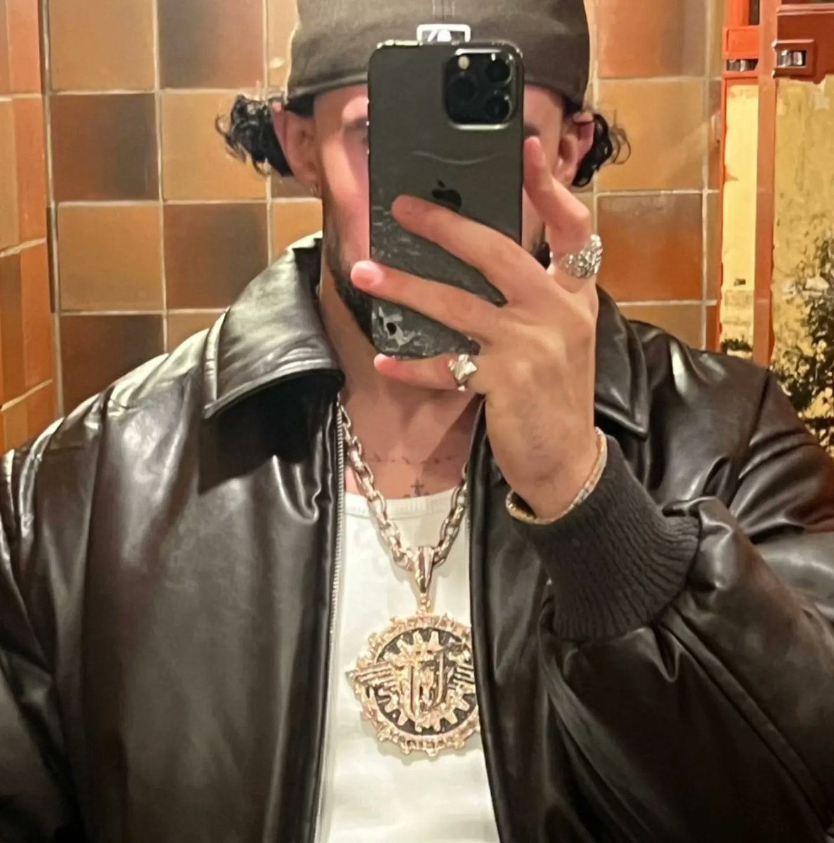 NationArcangel's tweet photo. BadBo, con la cadena de Flow Factory, ¿Significará algo o solo es una foto, qué creen? 👀
Cabe recordar que antes de estrenar la canción "Gato Malo" junto a #ÑengoFlow, Benito también subió una foto con la cadena de 'RG4L' 👀 

Just In Time⚙️
#NationArcangel https://t.co/elbt3zhK7W