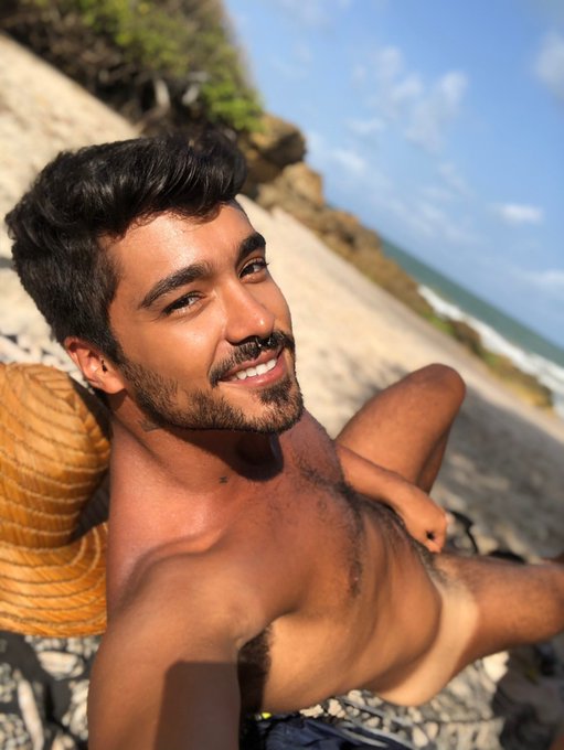 Saudade de uma praia de nudismo, n&eacute; minha filha..   Quem a&iacute; acerta qual &eacute; essa? https://t.co/UmWUrSY