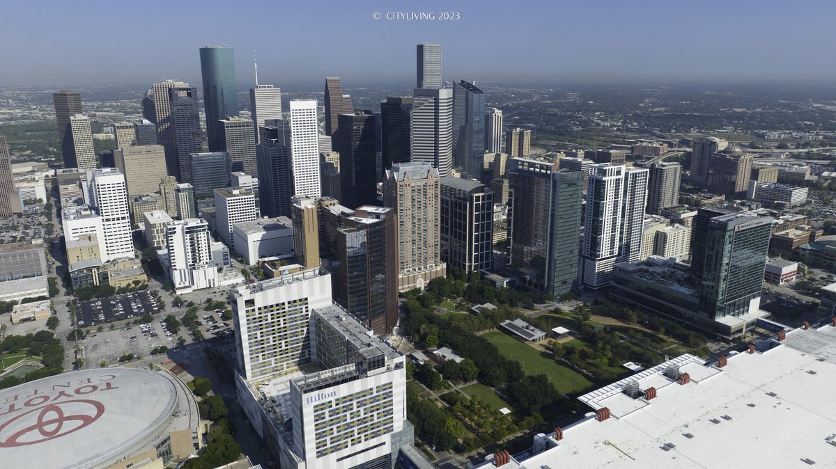 ThaChadwick's tweet photo. When I see this picture, it makes me think @GRBCC should expand with a rooftop park, like #PostHouston. It would create equally epic #Houston skyline views while offering flexible spaces to host more events. Passage of #SB1057 means more renovations coming.
#DTHTX @HoustonFirst https://t.co/UMtcGgDXlS