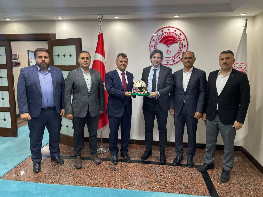 serkankoyuncu03's tweet photo. Tarım Bakan Yardımcısı ve hemşehrimiz sayın @ahmtbgc yı Emirdağ İlçe Başkanımız @Erkankarakus03 ve yönetim kurulu arkadaşlarımız ile birlikte makamında ziyaret ettik. 
Emirdağ’ımız için istişare ve ziyaret sözü aldık. https://t.co/BmpAKXymvF