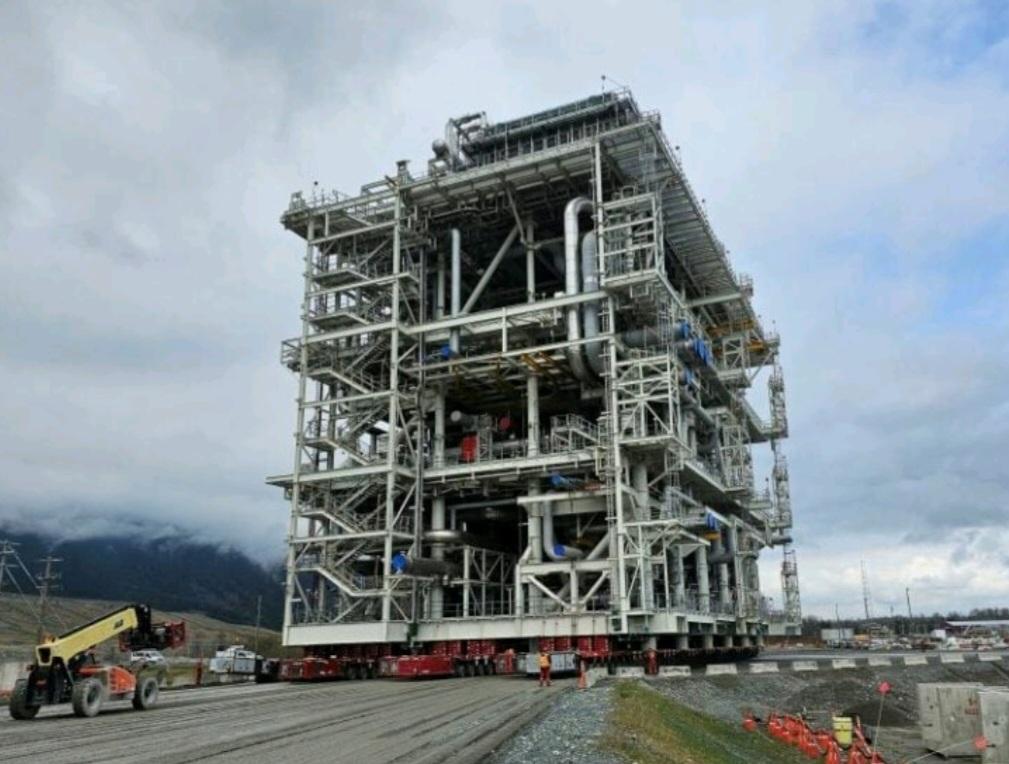 One of the many LNG Canada modules being moved to Kitimat. Proudly designed & built in China.  Not one Canadian job or or one cent in duties or tariffs. 
Where was @theJagmeetSingh when all this work was exported to 🇨🇳 & engineering, fabrication, gas fitting jobs were lost? 2/