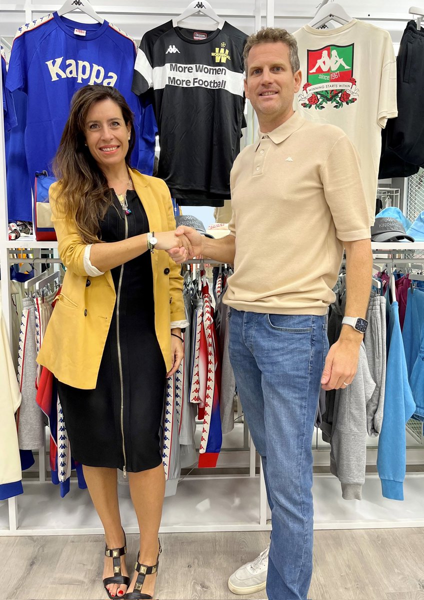 Comunicado oficial 📢 
Kappa y @WomanGoal_ se unen para impulsar y promover el fútbol femenino. 
En foto: Carmen Giganto Burguete @GbKarmen, Directora Comercial y Patrocinios de WomanGoal y Philippe Sachet, General Manager de Kappa Sports Iberia.