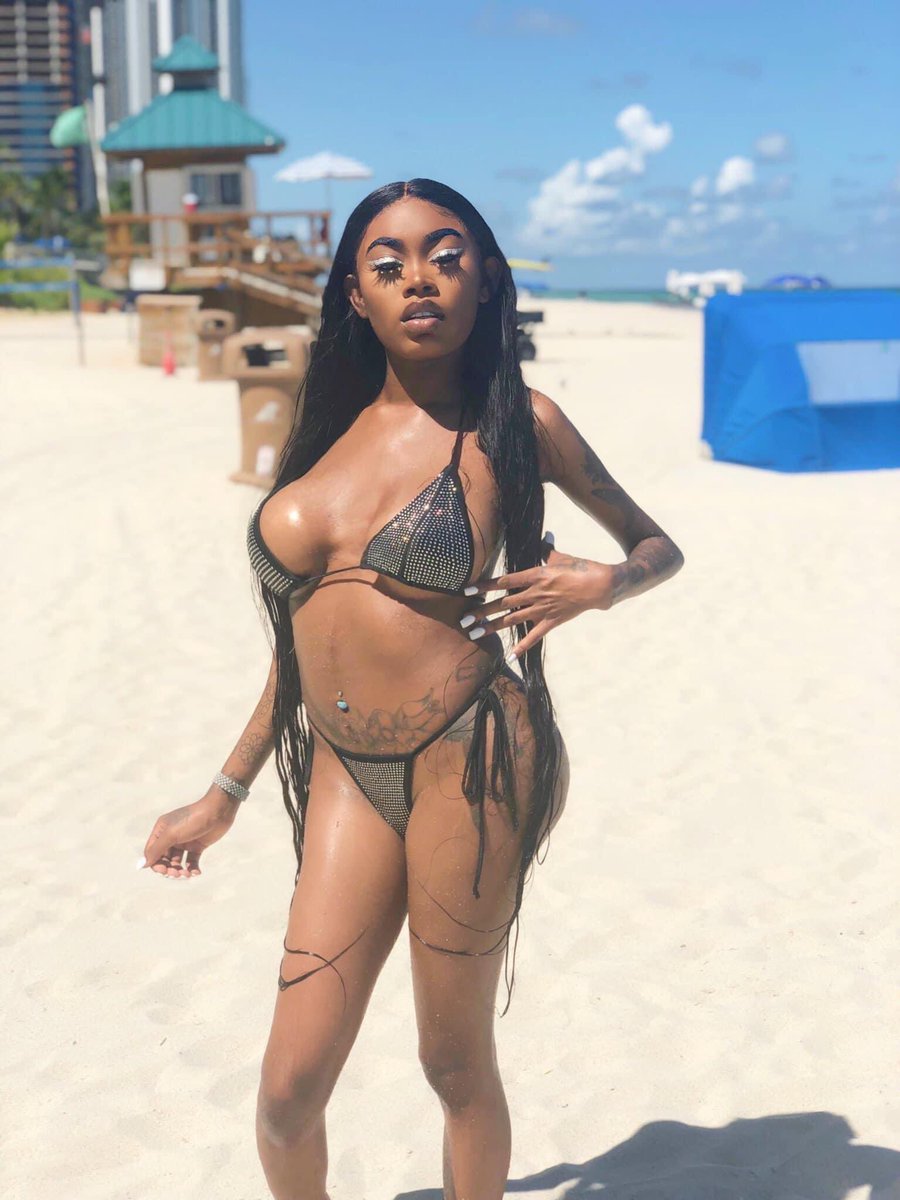 layxsnv's tweet photo. y’all gon stop photoshopping her https://t.co/wAEk2wpPpS