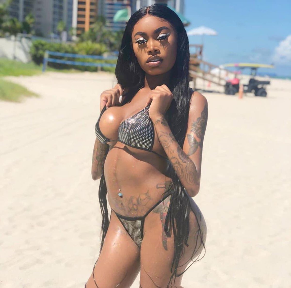 layxsnv's tweet photo. y’all gon stop photoshopping her https://t.co/wAEk2wpPpS
